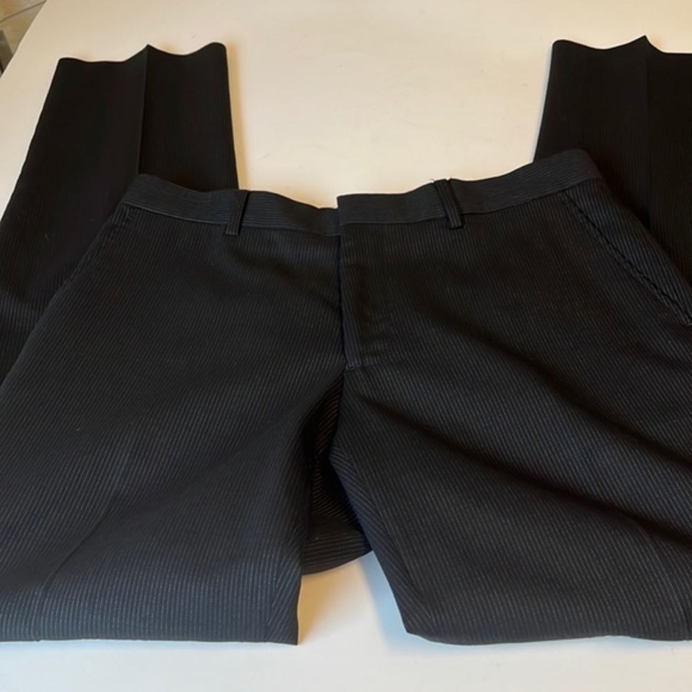 Express men’s dress pants black with tiny pin stripe. Flat front.Size 30x32. O8.